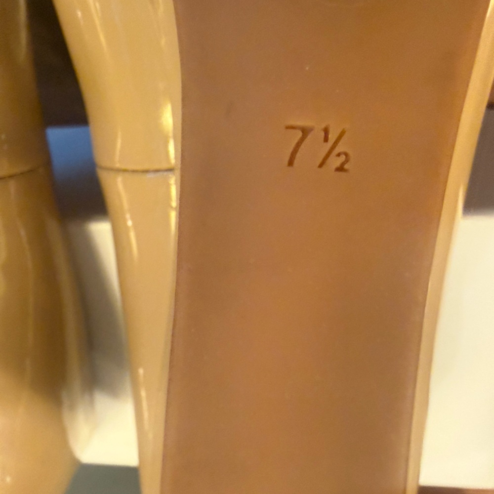 Tory Burch Patent Leather Tan Gold Peep-Toe Bow Wedges Size 7.5 - Picture 9 of 14